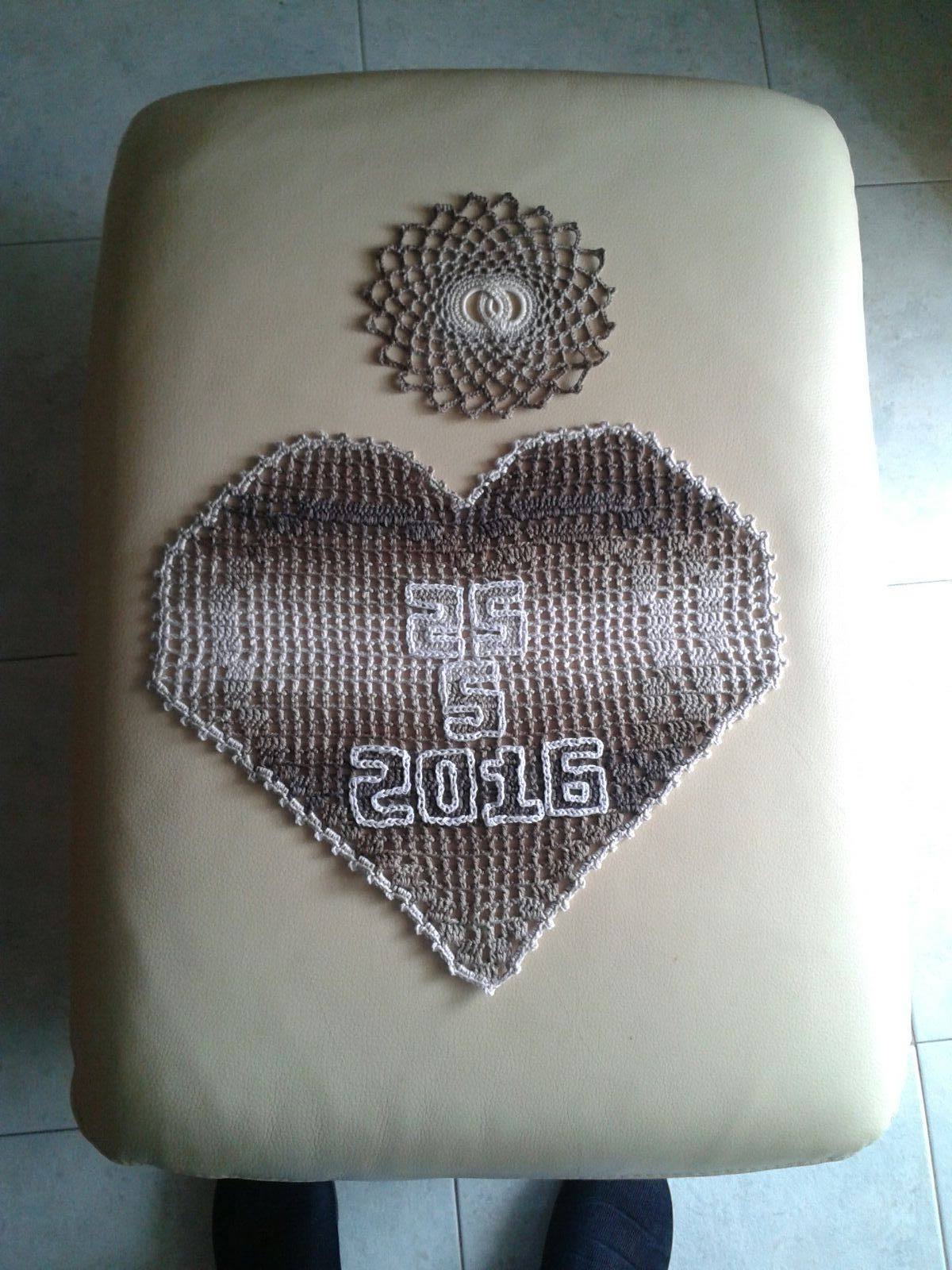 Heart with date crochet filet work photo by Facebook Fan Fortuna Damiani